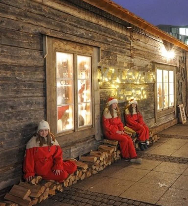 Weihnachtsmarkt mit Elfen